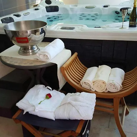 Maison Charmante A Avec Piscine Et Jacuzzi בית נופש *